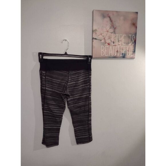 Nike Dri Fit Size S Grey Striped Cropped Yoga Leggings Capri - Picture 2 of 3